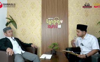 Narasumber Mohamad Tohir berada di sebelah kiri dan host Sholawat Takbir Jagad Lanang di sebelah kanan (dari sudut pandang layar), sedang melakukan podcast Ngabuburit Pengawasan.