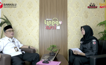 Toto Suprianto (narasumber) dan Risya Syarofina Nindia (host) sedang melakukan podcast, dengan posisi narasumber di sebelah kiri dan host di sebelah kanan dari sudut pandang layar.