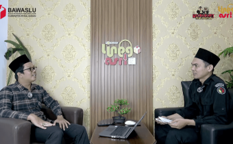 Teguh Setiawan (narasumber) dan Lukmanul Hakim (host) sedang melakukan podcast, dengan posisi narasumber di sebelah kiri dan host di sebelah kanan dari sudut pandang layar.