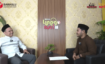 Ayon Diniyanto (narasumber) dan Sholawat Takbir Jagad Lanang (host) sedang melakukan podcast, dengan posisi narasumber di sebelah kiri dan host di sebelah kanan dari sudut pandang layar.