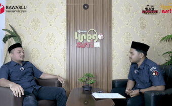 Narasumber berada di sebelah kiri dan host di sebelah kanan, keduanya tampak sedang melakukan podcast Ngabuburit Pengawasan