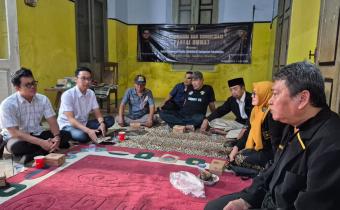 Anggota Bawaslu Kabupaten Pekalongan, M. Anis Sofwan dan Teguh Setiawan, bersama staf melaksanakan audiensi dan silaturahmi dengan pengurus DPD Partai Ummat Kabupaten Pekalongan di Kecamatan Kedungwuni, Kabupaten Pekalongan, Rabu (1/7/2026).