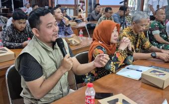 Budi Nur Hadi Wibowo, Anggota Bawaslu Kabupaten Pekalongan, menyampaikan masukan saat Rapat Pleno Pemutakhiran Data Pemilih Berkelanjutan (PDPB) Triwulan II Tahun 2026 di KPU Kabupaten Pekalongan.