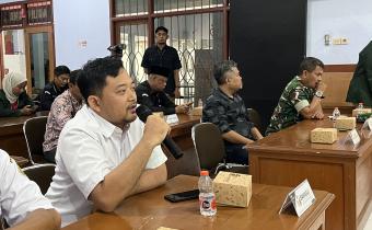 Budi Nur Hadi Wibowo, Anggota Bawalsu Kabupaten Pekalongan sedang menyampaikan hasil pencermatan dan saran perbaikan data pemilih dalam Rapat Pleno Rekapitulasi PDPB Triwulan III Tahun 2026 yang diselenggarakan KPU Kabupaten Pekalongan.