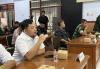Budi Nur Hadi Wibowo, Anggota Bawalsu Kabupaten Pekalongan sedang menyampaikan hasil pencermatan dan saran perbaikan data pemilih dalam Rapat Pleno Rekapitulasi PDPB Triwulan III Tahun 2026 yang diselenggarakan KPU Kabupaten Pekalongan.